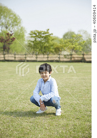 しゃがむ 子供の写真素材