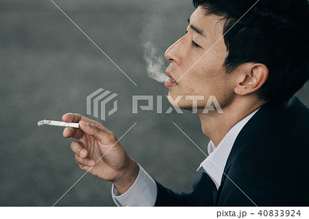 人物 男性 横顔 喫煙の写真素材