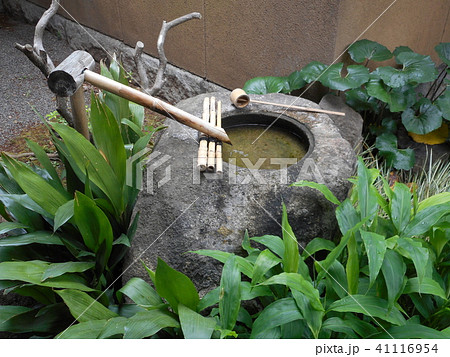 つくばい 蹲 蹲踞 役石の写真素材