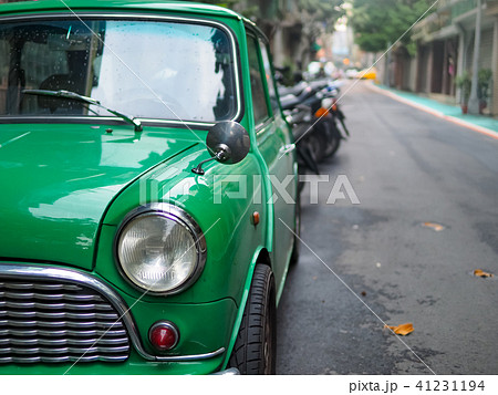 自動車 ミニクーパー 緑色 おしゃれの写真素材