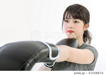 女性 女の子 ボクシング ジムの写真素材