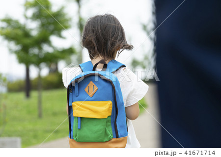 女の子 リュック 後ろ姿 親子の写真素材