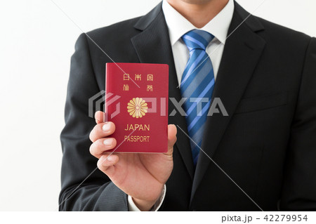 パスポート 手元 赤 赤色の写真素材