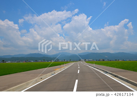 夏 三国町 夏景色 一直線道路の写真素材