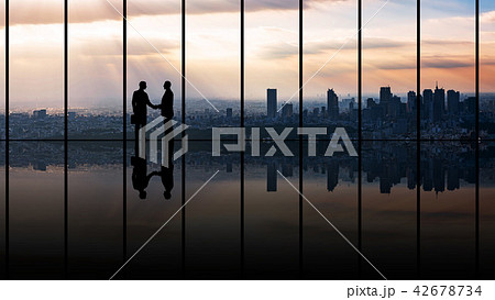 ビル 街 逆光 夕焼けの写真素材