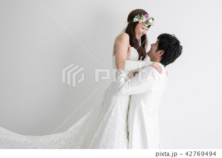 抱き上げる 結婚 花嫁の写真素材