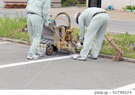 ライン引き 白線引きの写真素材