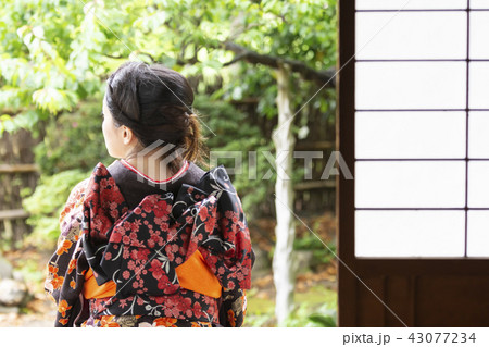 座る 女性 着物 眺めるの写真素材