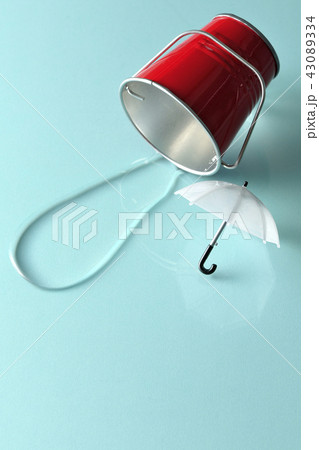 バケツ ひっくり返す 水 こぼすの写真素材