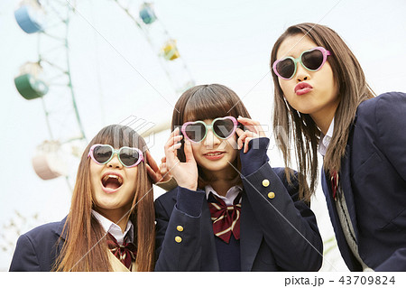 サングラス 女子高生 女性 高校生の写真素材