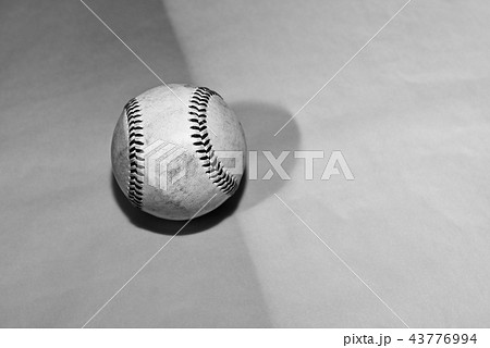 ボール 球 モノクロ 野球の写真素材