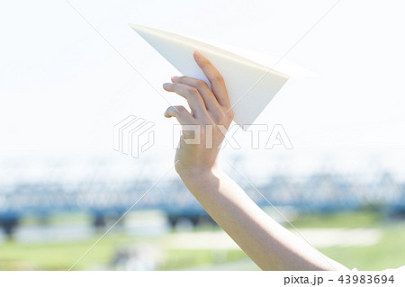 紙飛行機 手 持つ 折り紙の写真素材