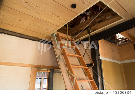 ロフト 屋根裏部屋 はしご 戸建て住宅の写真素材