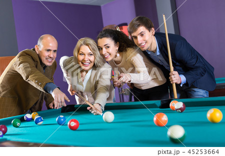 玉突き ゲームの写真素材