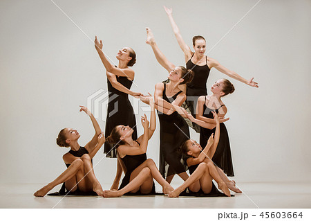 踊り ポーズの写真素材