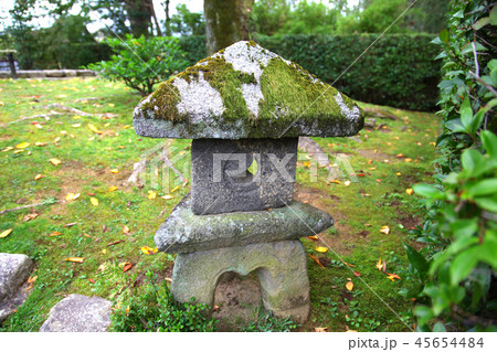 灯篭 とうろう 燈籠 苔灯篭の写真素材 - PIXTA