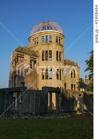 建物 原爆ドーム 空 影の写真素材