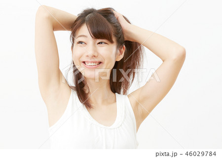 女性 髪の毛 かき上げる 笑顔の写真素材