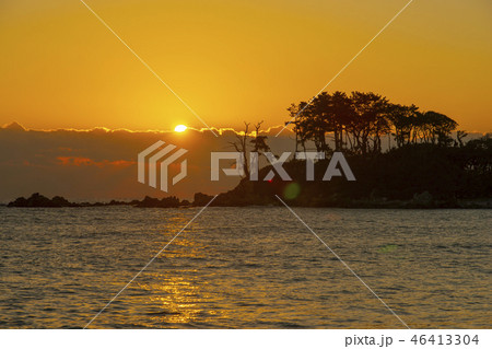 太陽 シルエットの写真素材