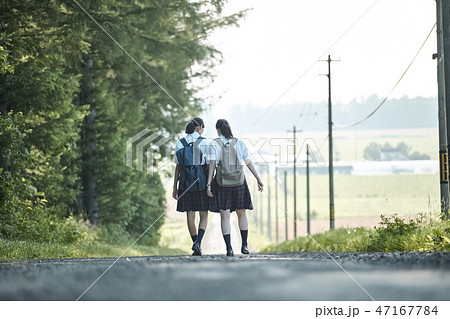 二人 高校生 歩く 後ろ姿の写真素材