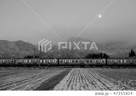 電車 白黒 車内 駅の写真素材