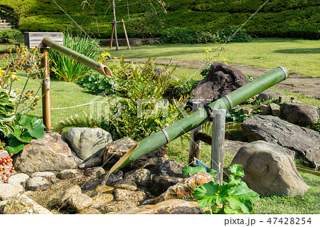 ししおどし 和 池 日本庭園の写真素材