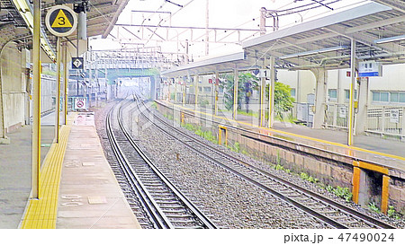 駅 ホーム プラットホーム 空のイラスト素材