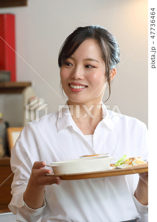 運ぶ 食器 持つ 女性の写真素材