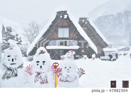 雪 雪だるま 白川郷 冬の写真素材