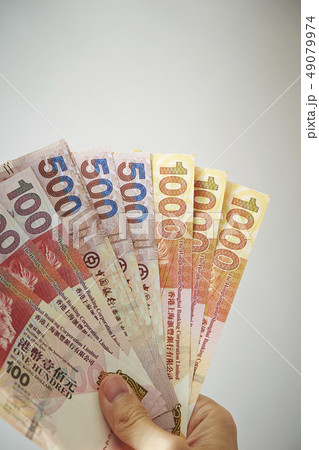 マカオ通貨パタカを持つ女性の手の写真素材