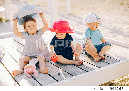 幼児 保育園 カラー帽子 ピンクの写真素材