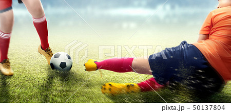 スライディング サッカー 足 スポーツの写真素材