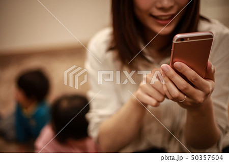 スマホネグレクトの写真素材