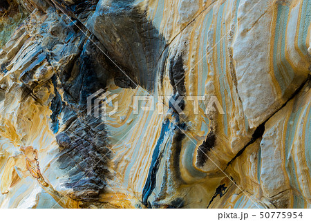 岩石 自然風合い ストライプ模様 岩石 自然風合い ストライプ模様 縞模様岩石の写真素材 - PIXTA