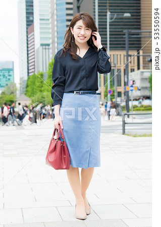 女性 ビジネスウーマン 営業 スカートの写真素材
