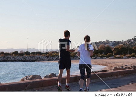 男女 ジョギング 後ろ姿 外国人の写真素材