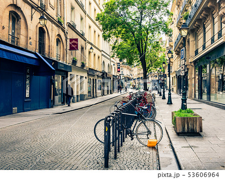 街角 フランス パリ 風景の写真素材