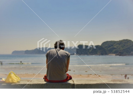 男性 後ろ姿 海 背中の写真素材