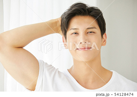 男性 人物 髪型 イケメンの写真素材