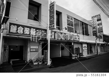 路地 街 女性 人物 ネオン 街の写真素材