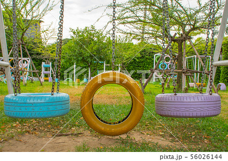 タイヤ ブランコ 古タイヤ 屋外の写真素材