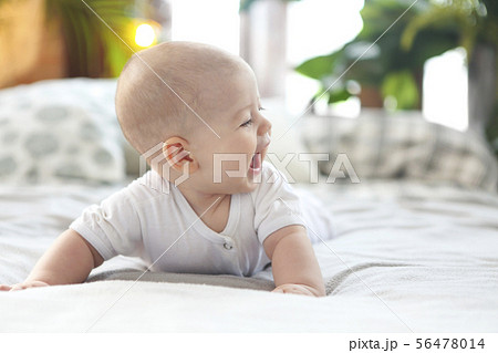 赤ちゃん 新生児 外国人 かわいい 愛らしい 生まれたての写真素材