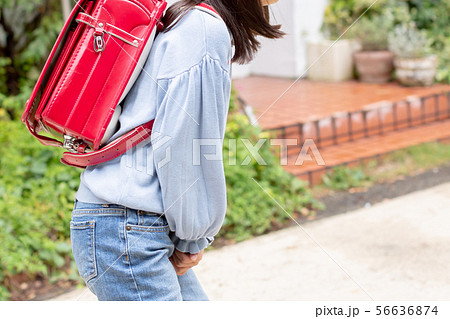 人物 子供 おしっこ 我慢の写真素材