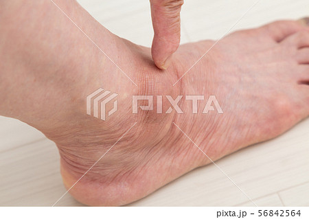 くるぶし 女性 足 裸足の写真素材