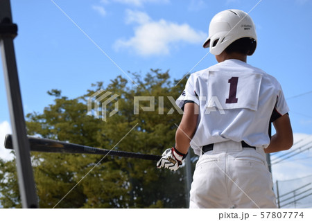 野球 バッター 後ろ姿 ユニフォームの写真素材