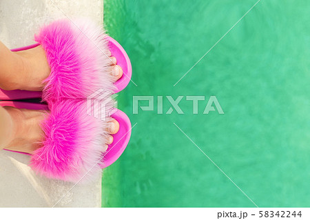 スイミングプール プール プールサイド ビーチサンダルの写真素材