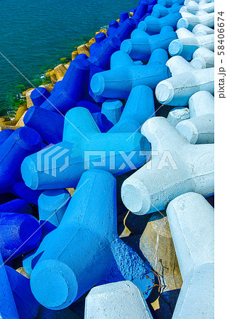 カラフルなテトラポッドの写真素材