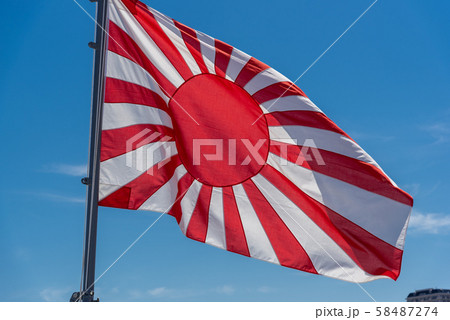 旭日旗 なびく 海上自衛隊 日章旗の写真素材