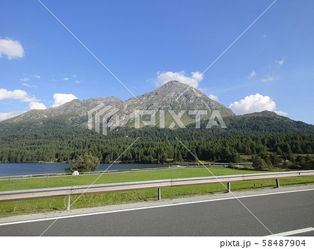 山 アルプス スイス 別荘の写真素材