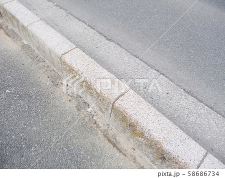 歩道の縁石の質感